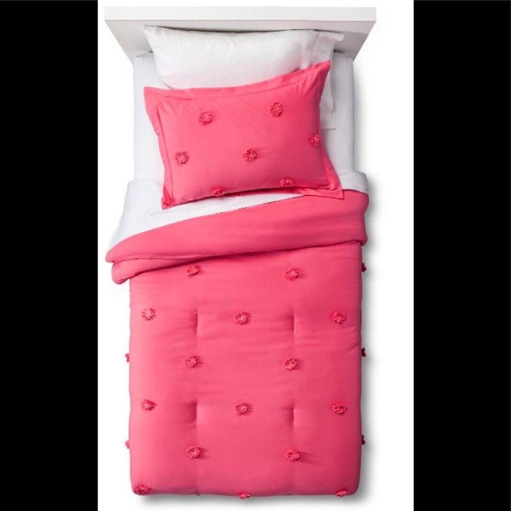 Girl’s Pillowfort Pom Pom comfort set